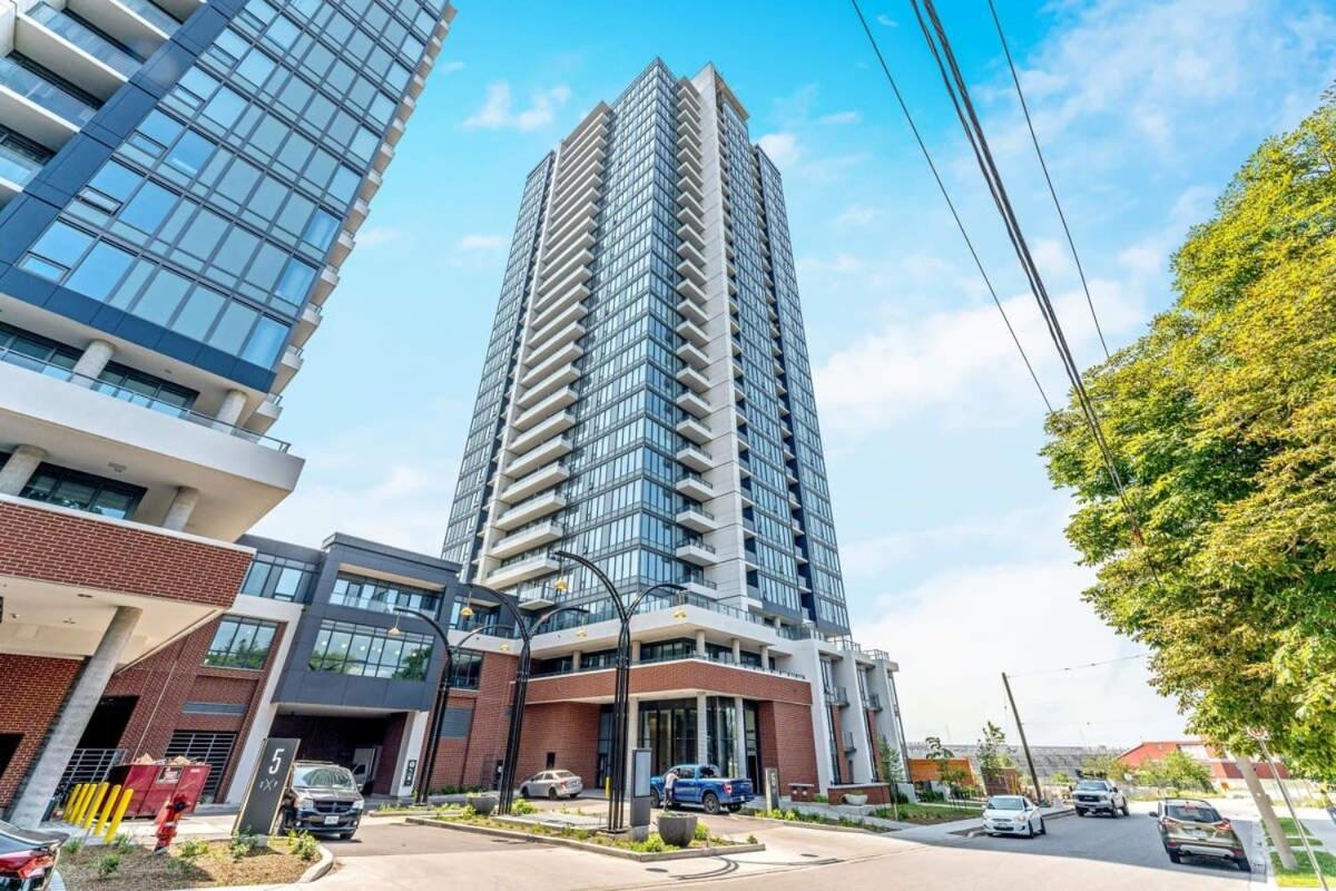 Stylish 2Br Condo - Balcony - Stunning City View 키치너 외부 사진